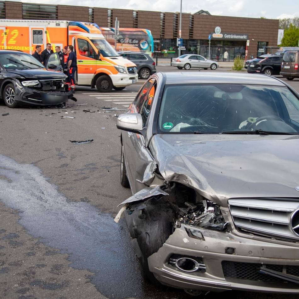 Globus-Parkplatz in Krefeld: Zwei Autos nach Crash nicht mehr fahrbereit – Polizei ermittelt