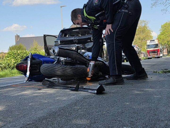 Unglück zwischen Kevelaer und Winnekendonk: Motorradfahrerin bei Unfall in Schravelen schwer verletzt