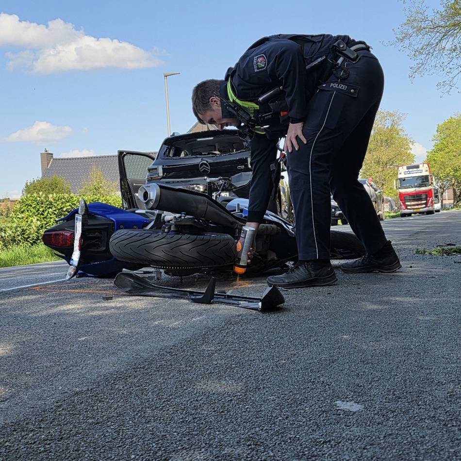 Unglück zwischen Kevelaer und Winnekendonk: Motorradfahrerin bei Unfall in Schravelen schwer verletzt