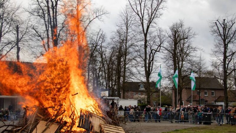 Osterfeuer in Krefeld-Traar: Alte Tradition neu gedacht