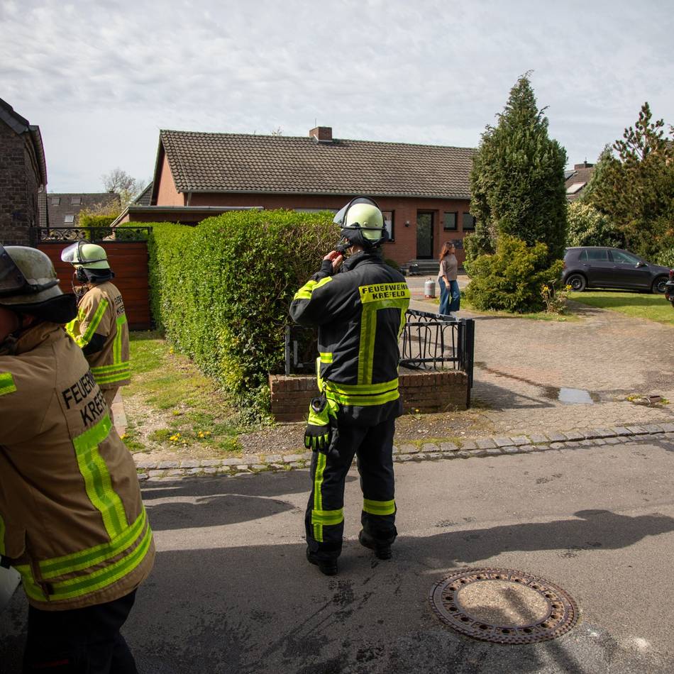 Vorfall in Krefeld-Gellep: Gartenarbeit endet mit Feuerwehreinsatz