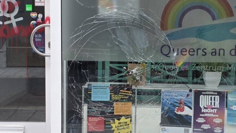 Straftat in Mönchengladbach: Queeres Zentrum mit Hakenkreuz beschmiert – „wir gehen keinen Millimeter zurück“