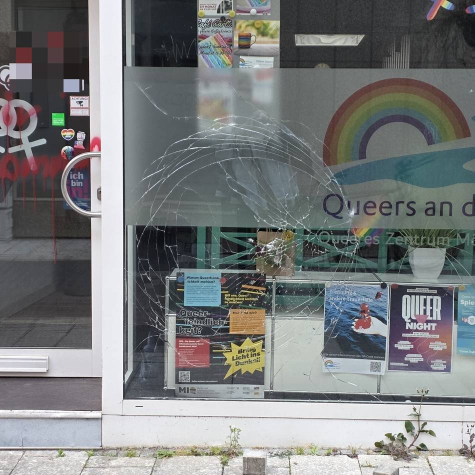 Straftat in Mönchengladbach: Queeres Zentrum mit Hakenkreuz beschmiert – „wir gehen keinen Millimeter zurück“