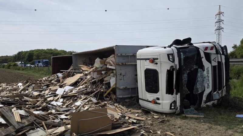 Beim Kreuz Mönchengladbach: Sperrung auf der A61 – LKW liegt auf der Seite