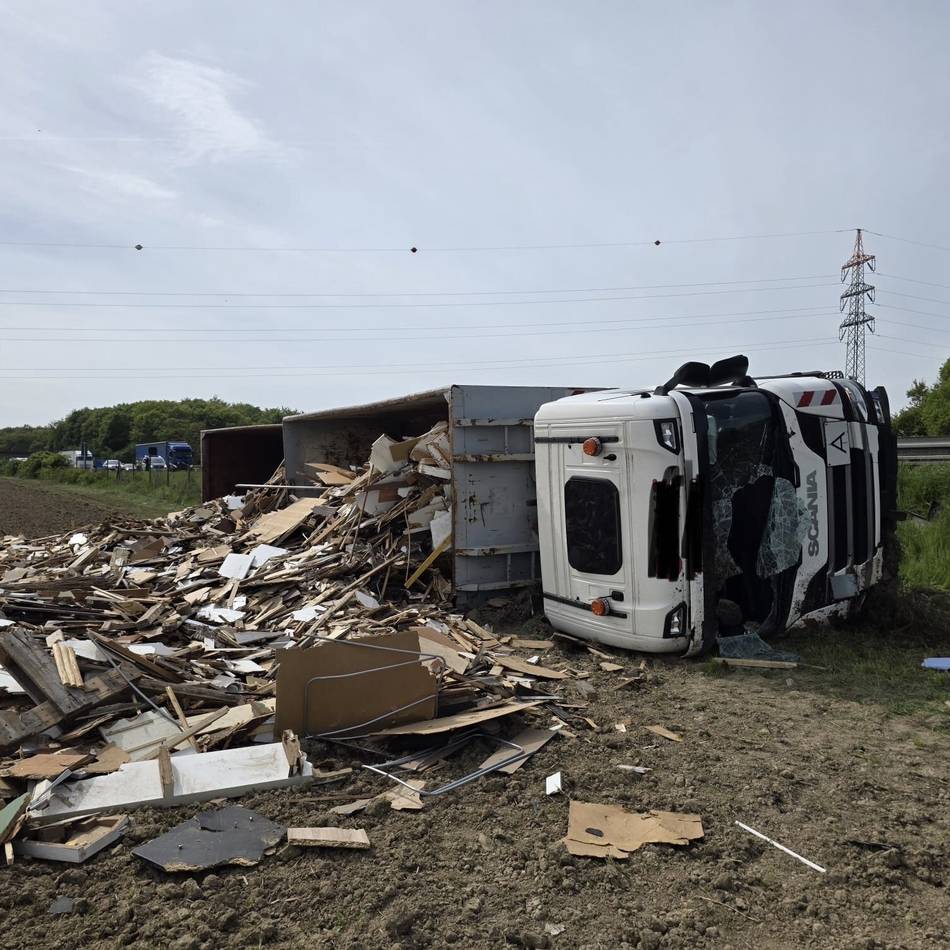 Beim Kreuz Mönchengladbach: Sperrung auf der A61 – LKW liegt auf der Seite