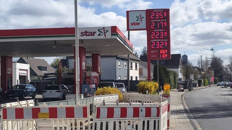 Tankstellen in Mettmann: So reagieren Autofahrer auf die Preiserhöhung um 12 Uhr