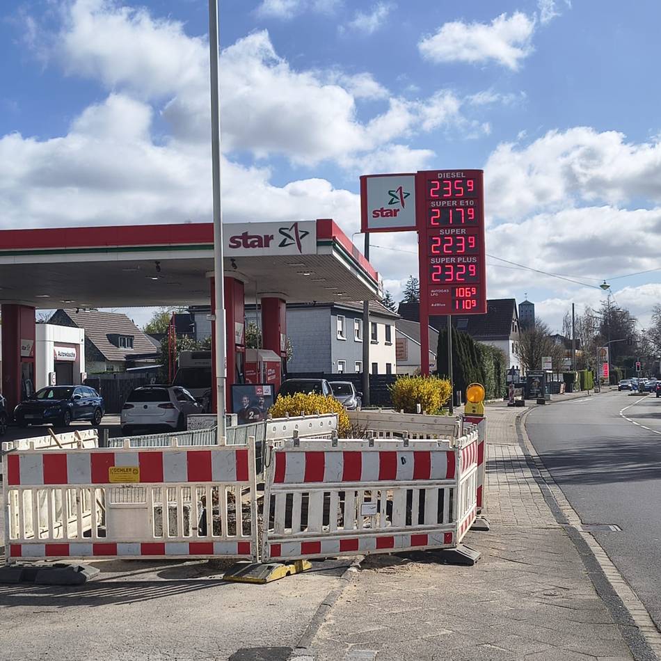 Tankstellen in Mettmann: So reagieren Autofahrer auf die Preiserhöhung um 12 Uhr