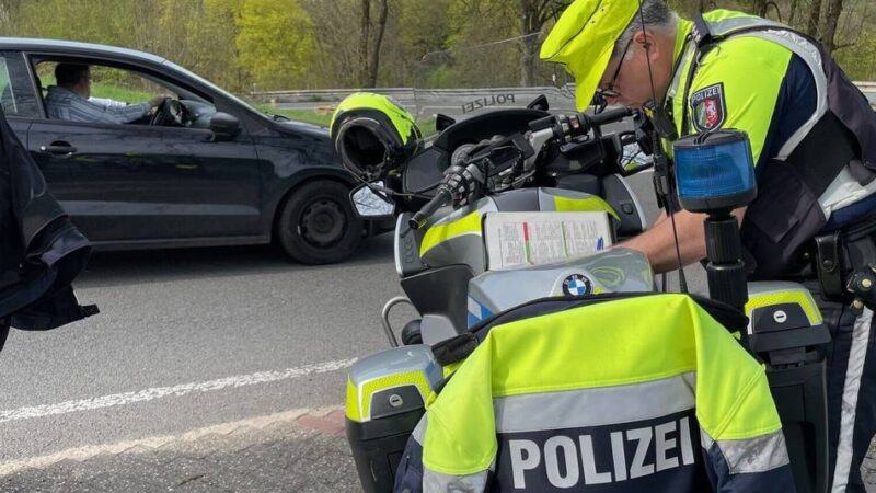 Blitzerwoche im Kreis Mettmann: Motorradfahrer rast mit 115 Stundenkilometern durch Tempo-50-Zone