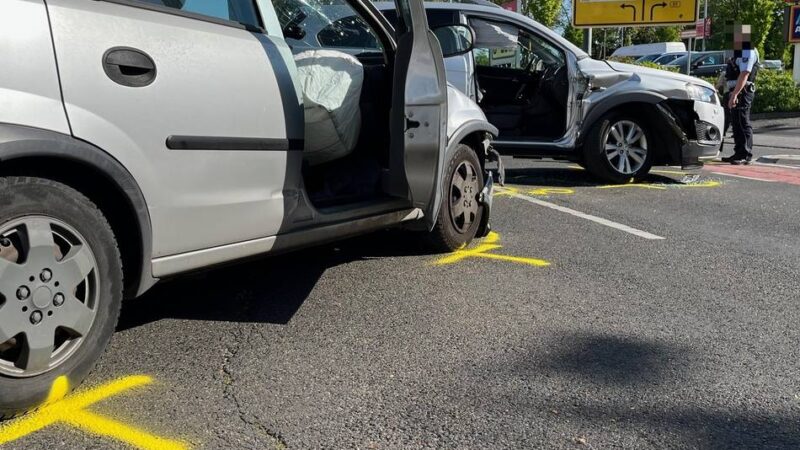 Straßensperrung in Mönchengladbach: Feuerwehr rettet 73-Jährige nach Unfall aus dem Auto