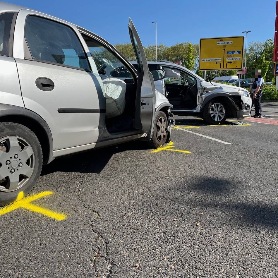 Straßensperrung in Mönchengladbach: Feuerwehr rettet 73-Jährige nach Unfall aus dem Auto