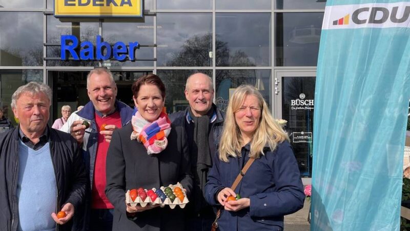 Osteraktion in Neukirchen-Vluyn: CDU-Mitglieder verteilen 400 gefärbte Ostereier