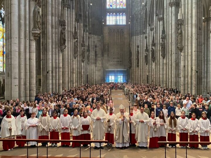 Beeindruckendes zum großen Jubiläum   : Liebfrauenschule: Wallfahrt zum Kölner Dom