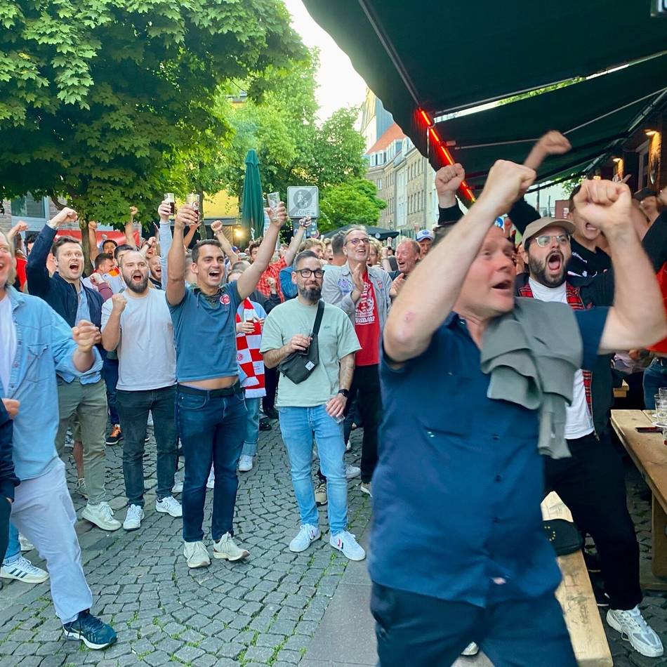 NRW-Duell am Samstag: Schalke gegen Fortuna – Wo Fans das Spiel in Düsseldorf schauen können