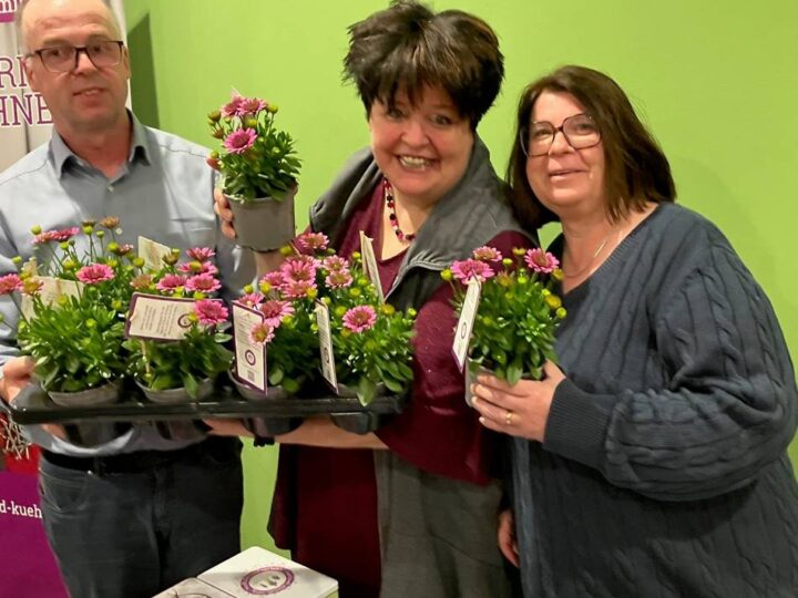 Überraschung nach Auftritt: Blumen für die Straelener Kühne-Fans