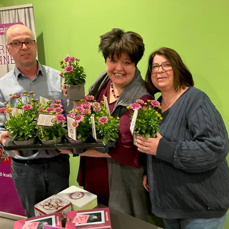 Überraschung nach Auftritt: Blumen für die Straelener Kühne-Fans