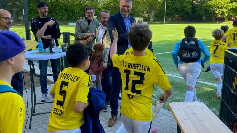 Neuer Platz in Neuss eröffnet: Jugendteams beim SV Rosellen stürmen erstmals den Kunstrasen