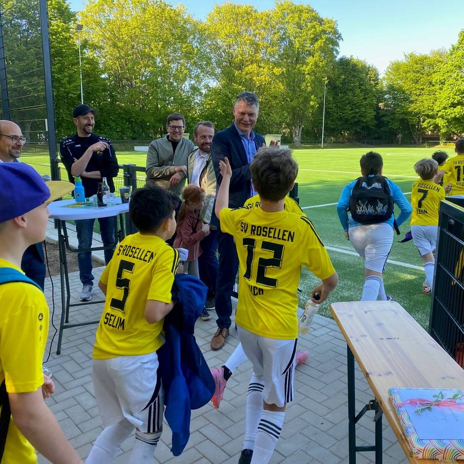 Neuer Platz in Neuss eröffnet: Jugendteams beim SV Rosellen stürmen erstmals den Kunstrasen