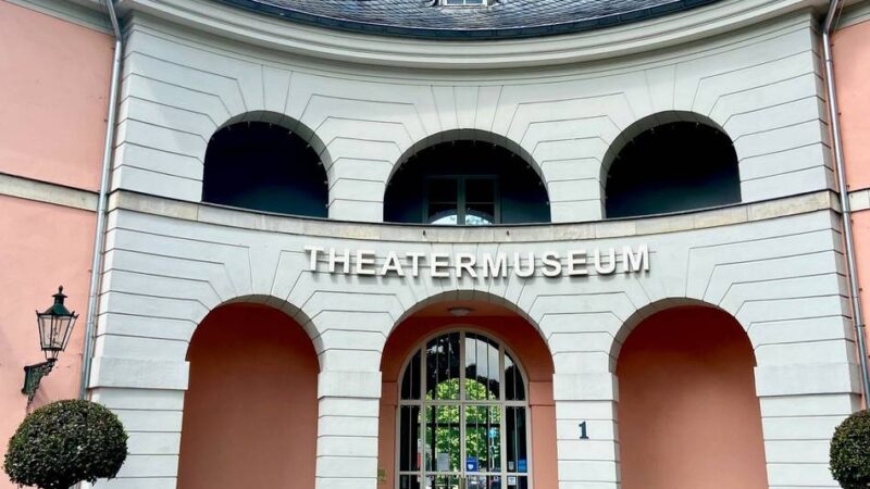 Musik im Hofgarten: Düsseldorfer singen gemeinsam ABBA-Hits im Theatermuseum