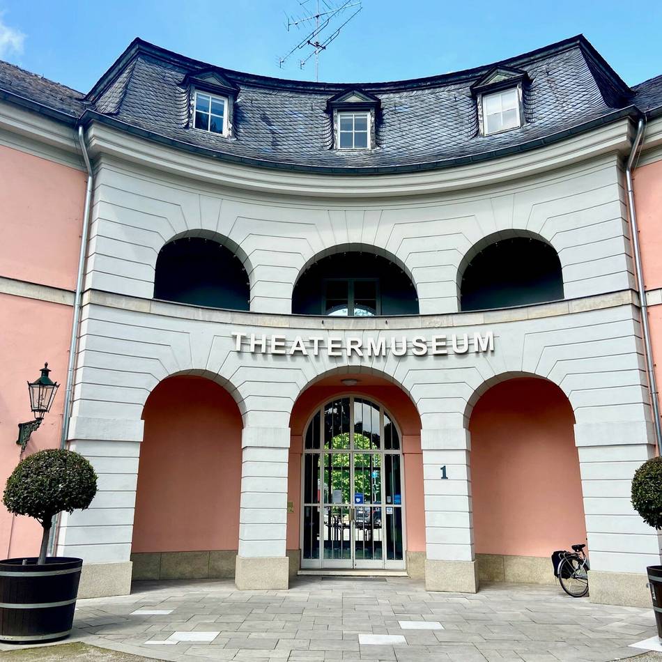 Musik im Hofgarten: Düsseldorfer singen gemeinsam ABBA-Hits im Theatermuseum