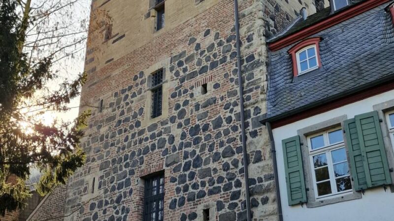 Geschichte im Gewölbekeller: Was der Zonser Rheinturm so alles erlebt hat