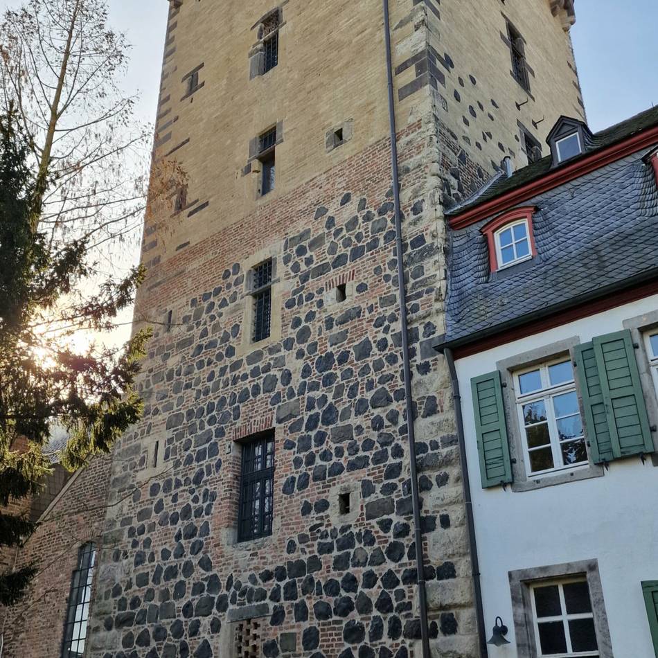 Geschichte im Gewölbekeller: Was der Zonser Rheinturm so alles erlebt hat