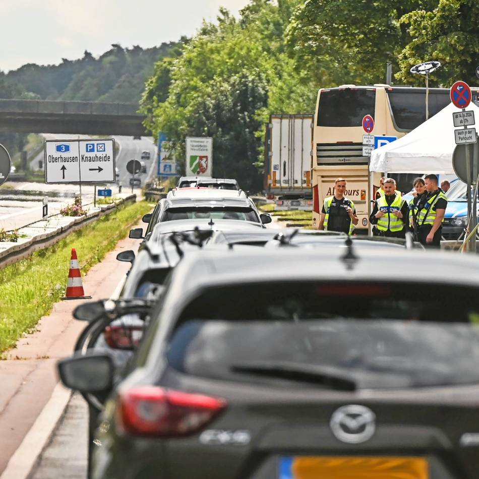 Unglück nahe Emmerich: Mann stirbt bei Auffahrunfall auf der Grenzautobahn