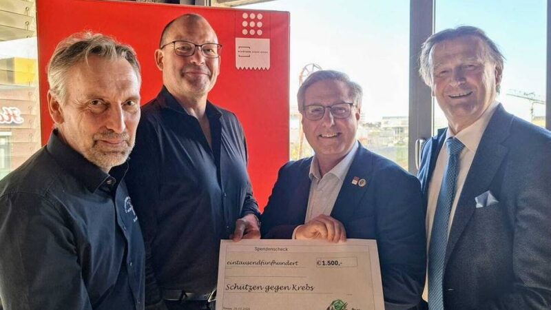 Neusser Schützenlust überreicht Spende: Tassen-Verkauf bringt 1500 Euro für Krebshilfe