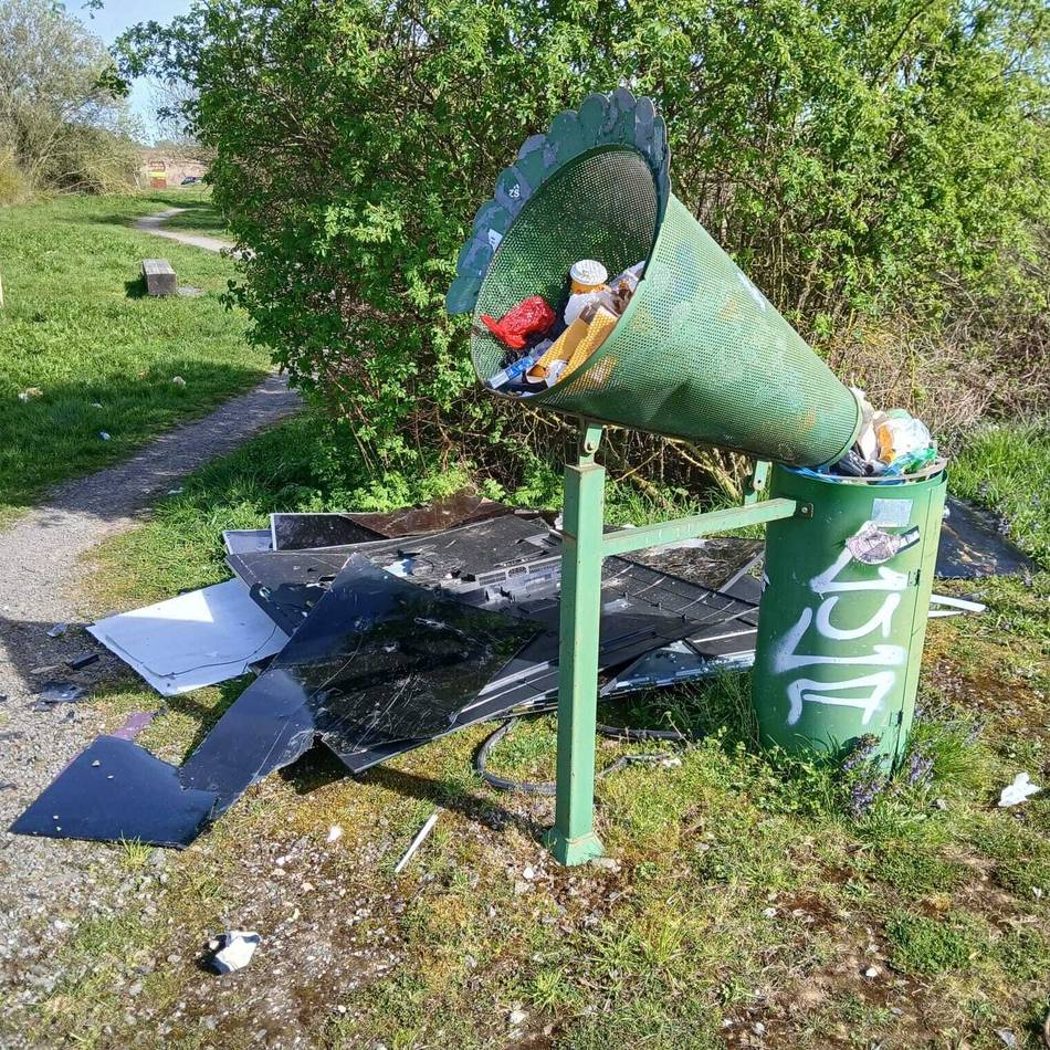Tagebau Garzweiler: Müll statt Idylle im blau-grünen Band
