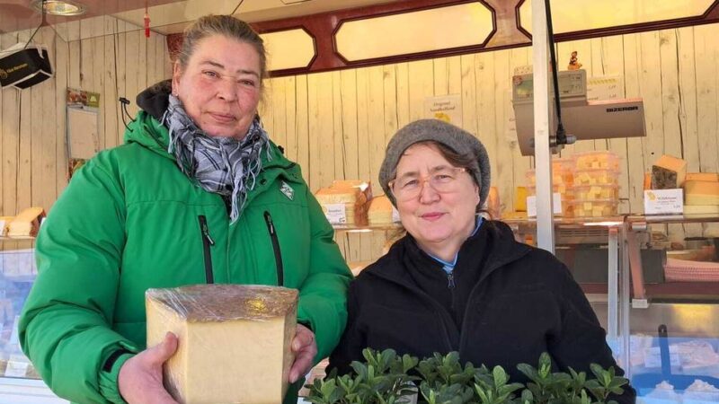 Angebot der Marktbeschicker: Käse- und Kräuteraktion auf dem Gelderner Wochenmarkt