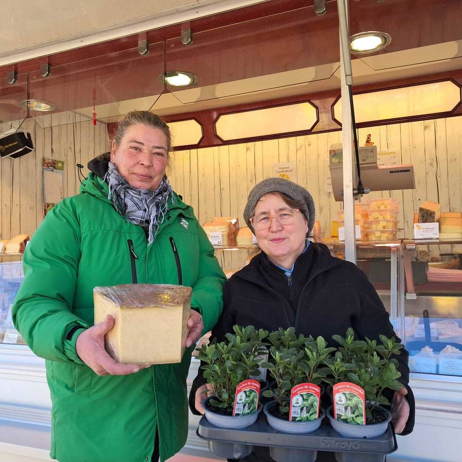 Angebot der Marktbeschicker: Käse- und Kräuteraktion auf dem Gelderner Wochenmarkt