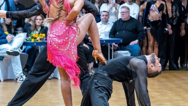 Tanzen in Düsseldorf : 1000 Zuschauer feierten 150 Tanzpaare