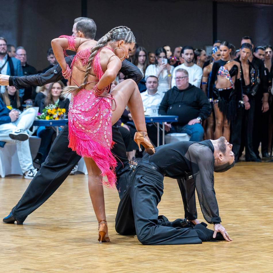 Tanzen in Düsseldorf : 1000 Zuschauer feierten 150 Tanzpaare