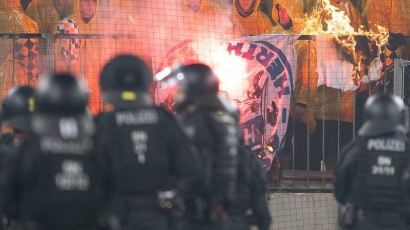 Eklat bei Dresden gegen Berlin: Dynamo-Fans stürmen Platz – Zweitliga-Topspiel muss unterbrochen werden