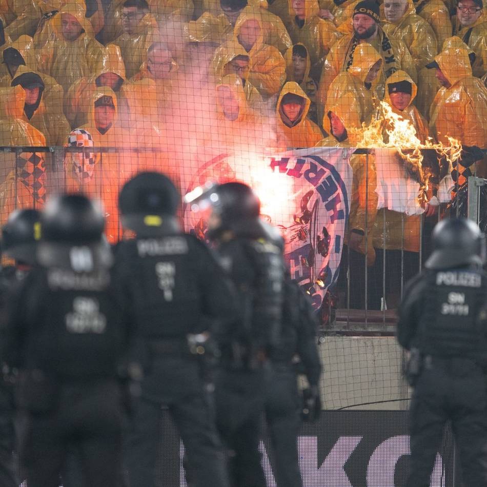Eklat bei Dresden gegen Berlin: Dynamo-Fans stürmen Platz – Zweitliga-Topspiel muss unterbrochen werden