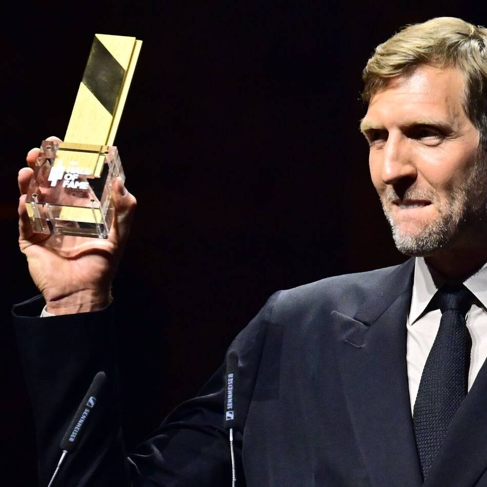 Samt emotionaler Rede: „Absolute Ehre“ – Nowitzki in Hall of Fame des Weltbasketballs aufgenommen