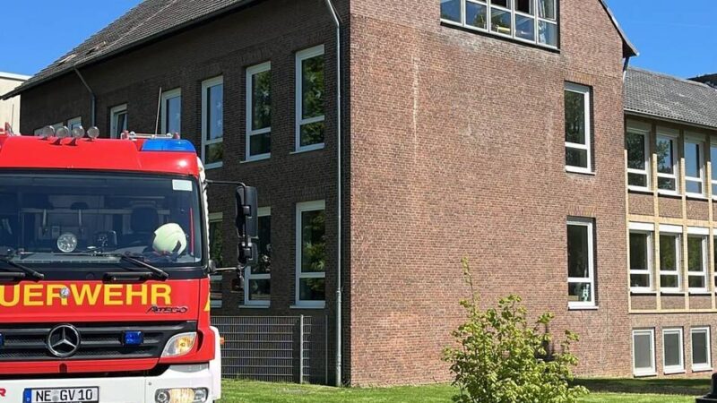 Alarm in Grevenbroich: Feuer an Garderobe – Gesamtschule in Orken evakuiert