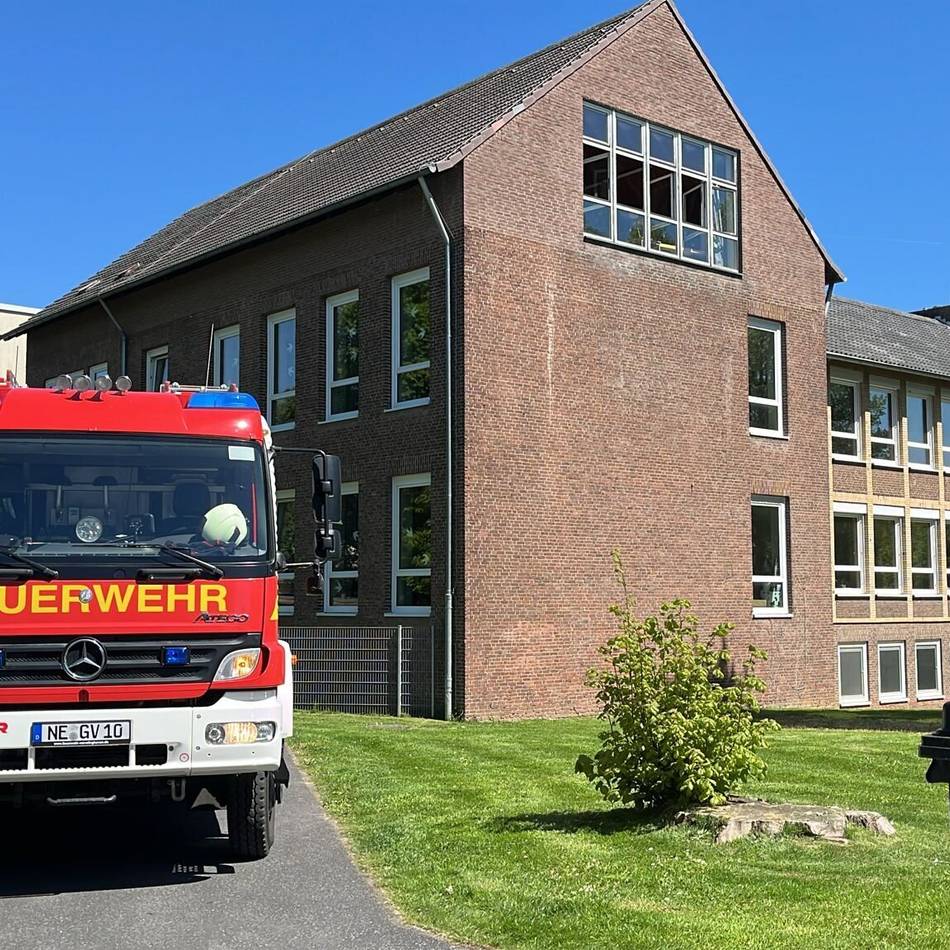 Alarm in Grevenbroich: Feuer an Garderobe – Gesamtschule in Orken evakuiert