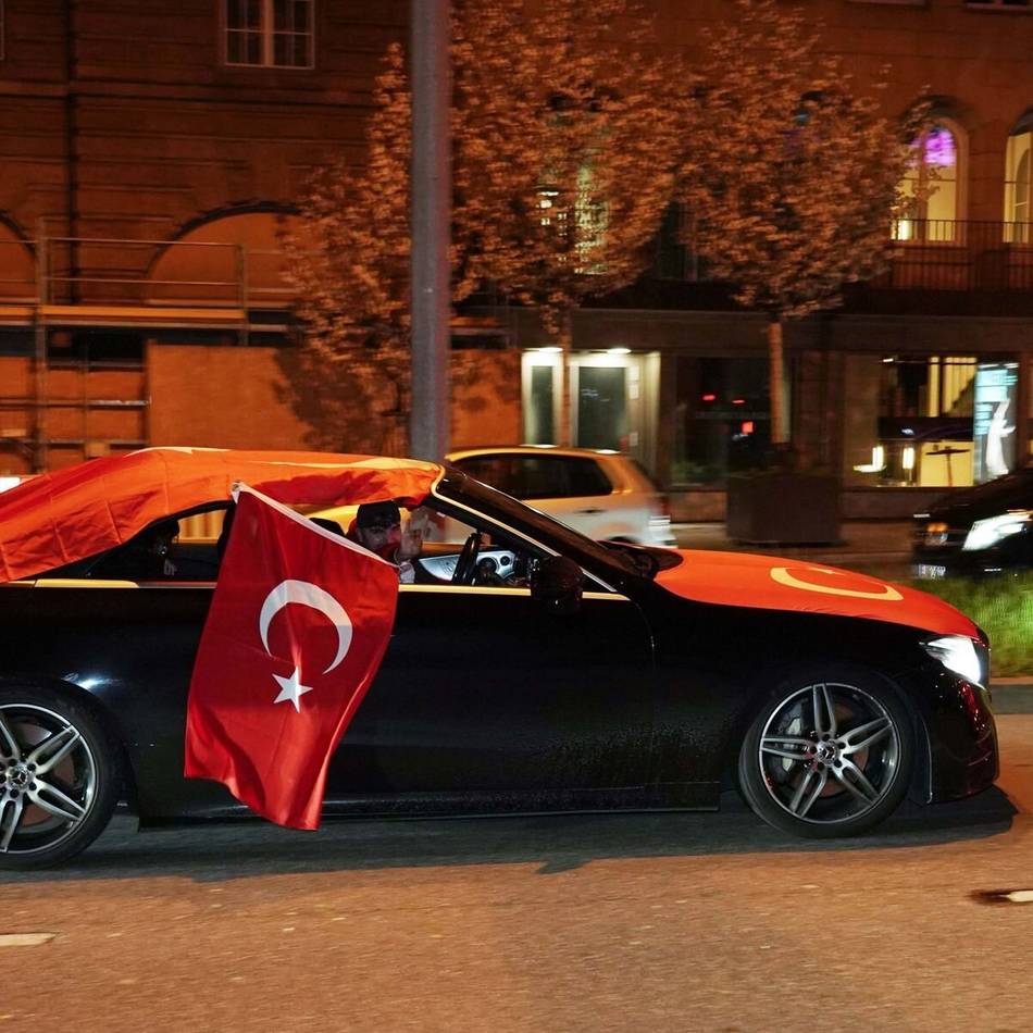 Autokorso nach WM-Qualifikation: Türkische Fans feiern in Duisburg – 19-Jährige flüchtet vor der Polizei