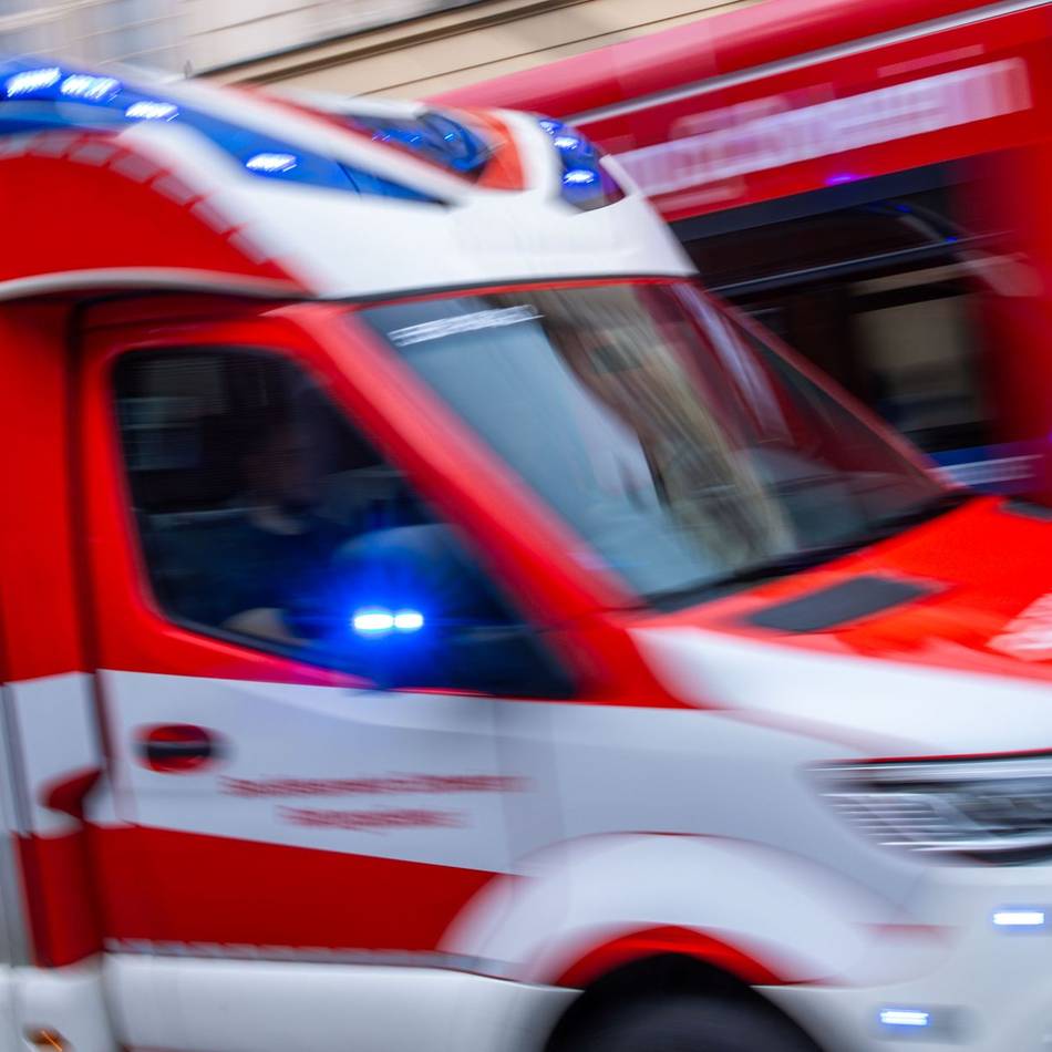 Flammen in Mönchengladbach: Feuerwehr löscht Brand in Garten und Holzlager