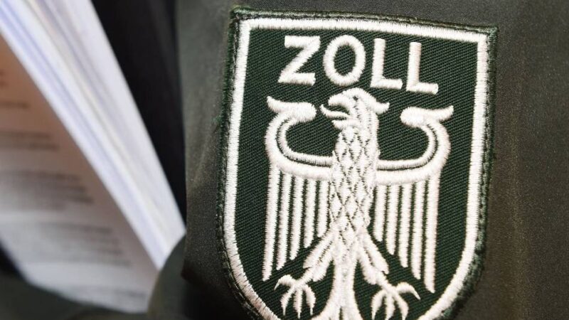 Beschuldigte hatten Firmensitz in Neuss: Ermittler decken Zollhinterziehung mit Friseurprodukten auf