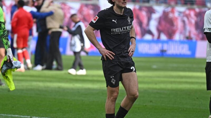 „…, darf niemals unser Kapitän sein“: Reitz schweigt – wie die Mitspieler und Schröder auf die Fanplakate reagieren