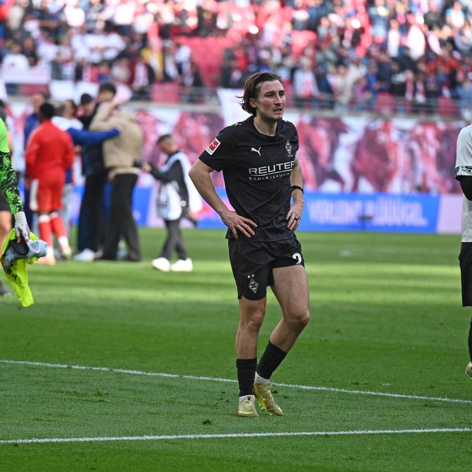 „…, darf niemals unser Kapitän sein“: Reitz schweigt – wie die Mitspieler und Schröder auf die Fanplakate reagieren