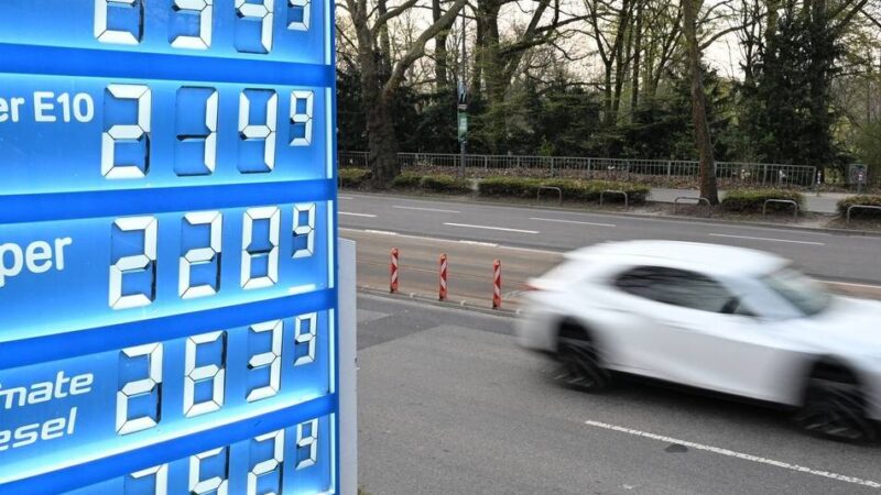 Neue Regelung ab 1. April: High Noon an der Tankstelle – so stark steigen die Benzinpreise in Düsseldorf