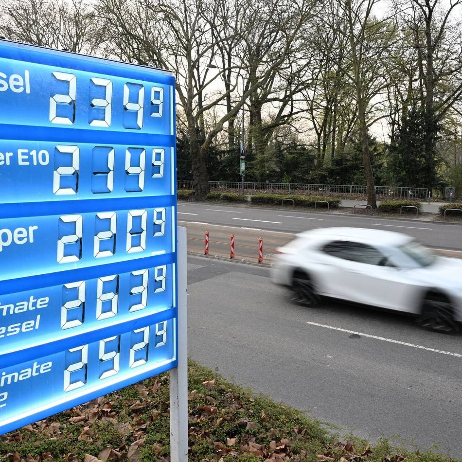 Neue Regelung ab 1. April: High Noon an der Tankstelle – so stark steigen die Benzinpreise in Düsseldorf