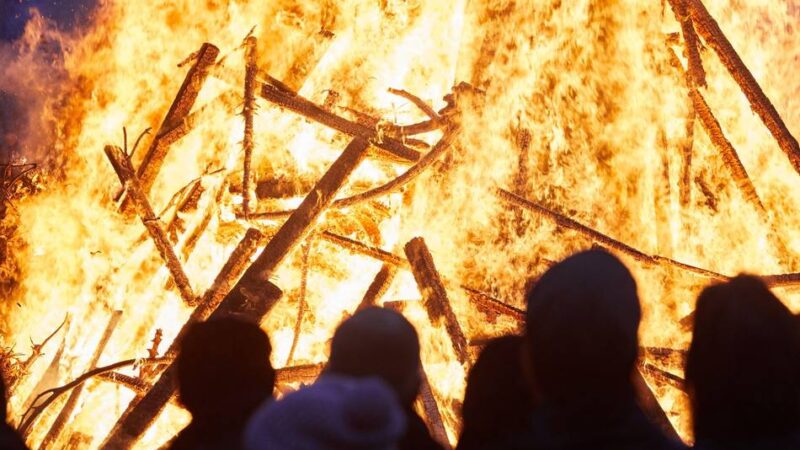 Tradition in Wesel, Hamminkeln und Schermbeck: Über 120 Osterfeuer in der Region – hier sind Gäste willkommen
