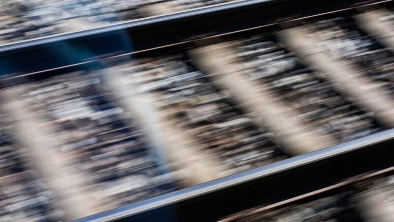 Sperrung bei Rheydt-Odenkirchen: Güterzug rammt E-Scooter