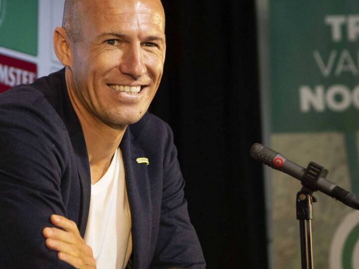 Bei Jugendspiel: Streit am Spielfeldrand – Robben schubst TV-Moderator