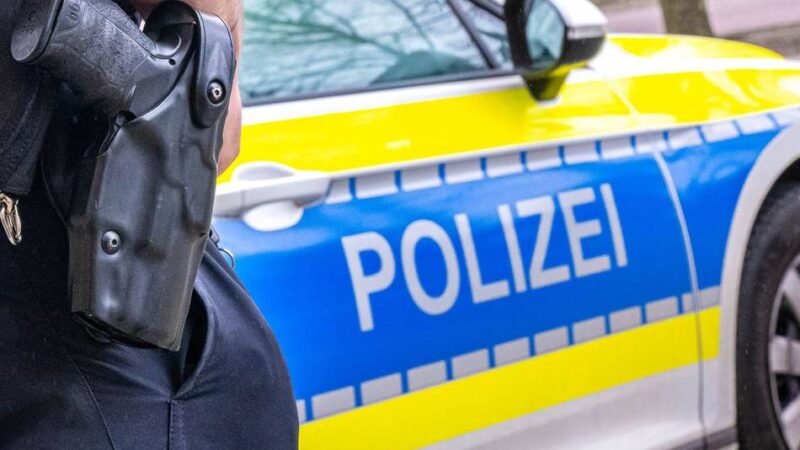 Einsatz für die Düsseldorfer Polizei: Räuber reißt Frau die Kette vom Hals – und hat Kokain in der Tasche