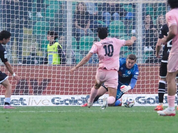 Nach Zusammenprall in Italien: Fraktur am ersten Halswirbel – Sorge um Torwart Jonathan Klinsmann