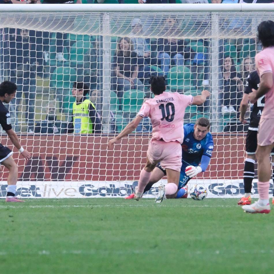 Nach Zusammenprall in Italien: Fraktur am ersten Halswirbel – Sorge um Torwart Jonathan Klinsmann